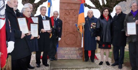 Le dernier roi (français) d’Arménie est honoré par une » croix de pierre » à Lusignan