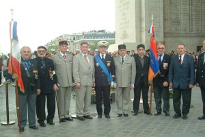 Commémoration sous l'arc de triomphe à Paris