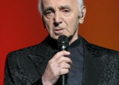 « J’aime Paris au mois de Mai.. » Charles Aznavour en son jardin « Aznavour », en bas des Champs Elysées le 22 Mai 2024 à 17h45