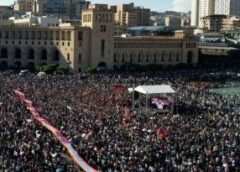 Des dizaines de milliers de manifestants en Arménie contre le transfert de terres à l’Azerbaïdjan d’Aliyev