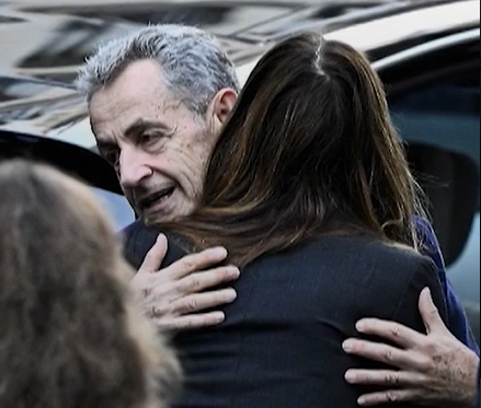 Condamné pour association de malfaiteurs, l'ancien président Nicolas Sarkozy a été incarcéré à la prison de la Santé à Paris ce 21 octobre, accompagné de deux officiers de sécurité