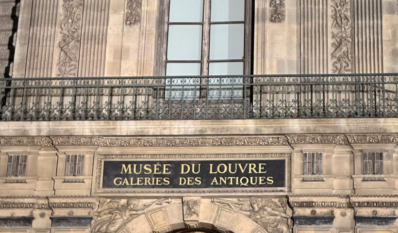 Cambriolage au Louvre : les suspects passent aux aveux, les bijoux restent portés disparus