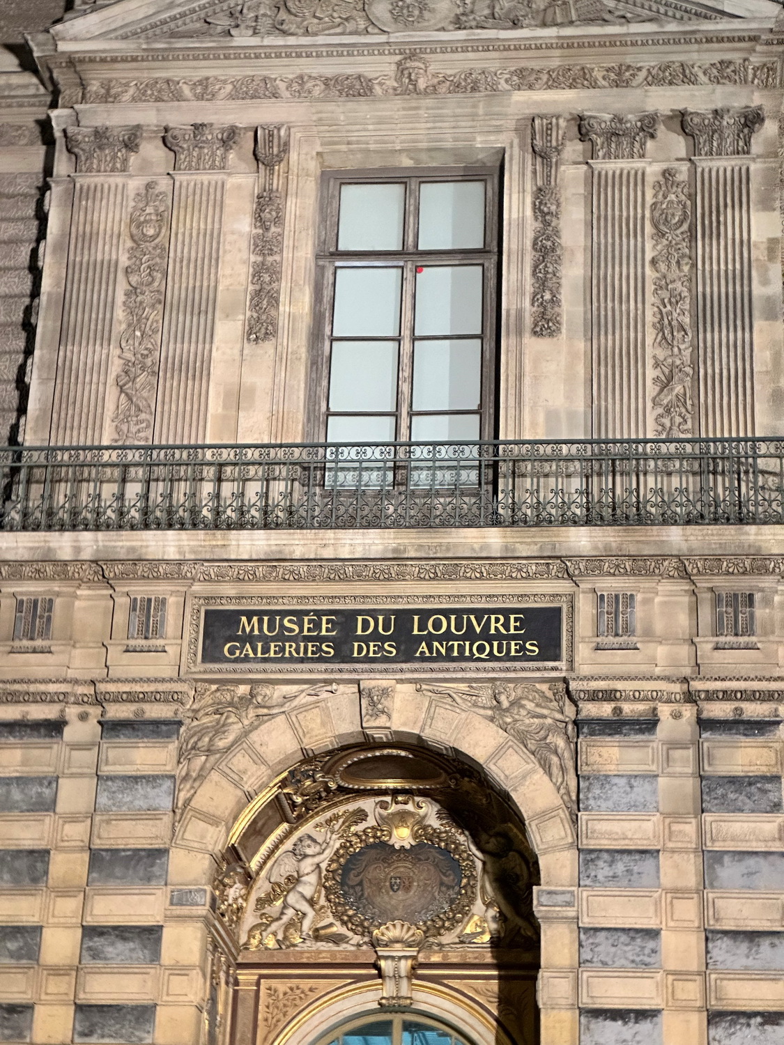 Cambriolage au Louvre : les suspects passent aux aveux, les bijoux restent portés disparus