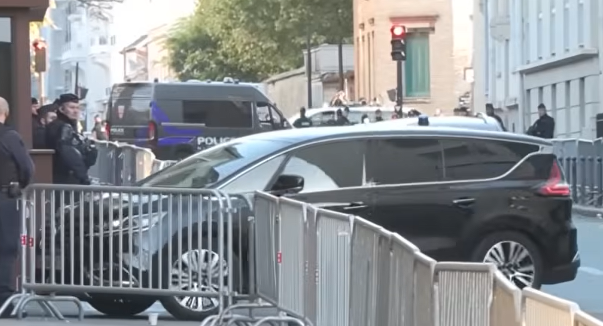 Condamné pour association de malfaiteurs, l'ancien président Nicolas Sarkozy a été incarcéré à la prison de la Santé à Paris ce 21 octobre, accompagné de deux officiers de sécurité