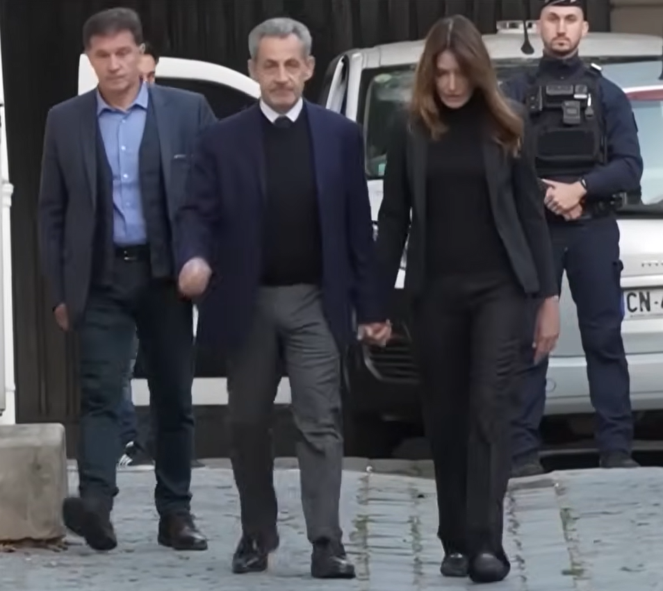 Condamné pour association de malfaiteurs, l'ancien président Nicolas Sarkozy a été incarcéré à la prison de la Santé à Paris ce 21 octobre, accompagné de deux officiers de sécurité