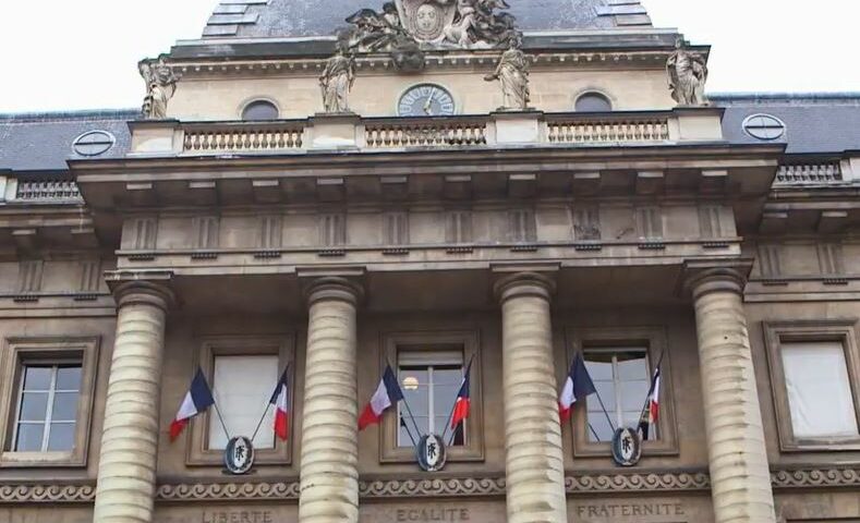 Lundi 10 novembre 2025: Nicolas Sarkozy sort de prison sous contrôle judiciaire, interdit de contact avec Gérald Darmanin et de quitter le territoire