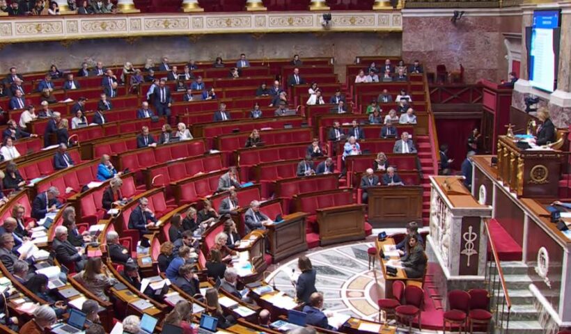 Budget 2026 : L'Assemblée vote la création d'un congé de naissance de deux mois supplémentaires pour les parents, 288 députés en faveur !