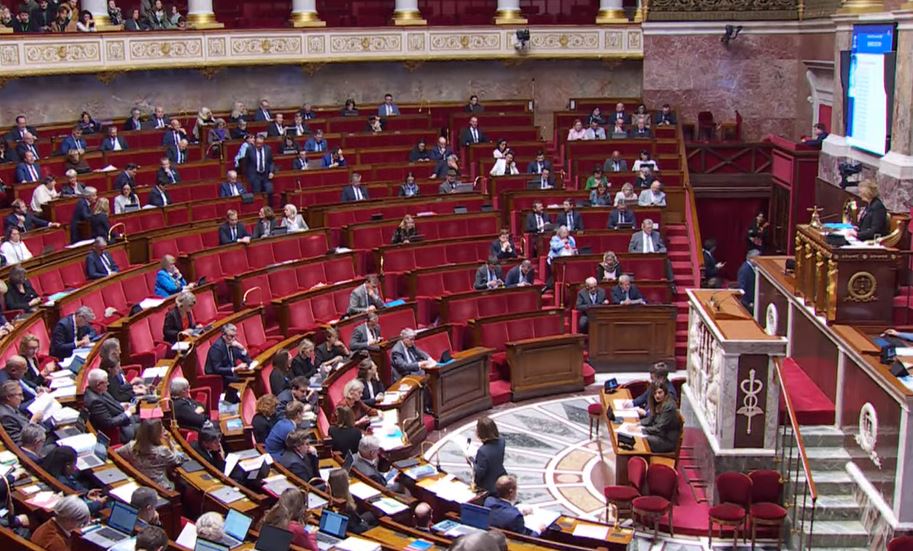 Budget 2026 : L'Assemblée vote la création d'un congé de naissance de deux mois supplémentaires pour les parents, 288 députés en faveur !