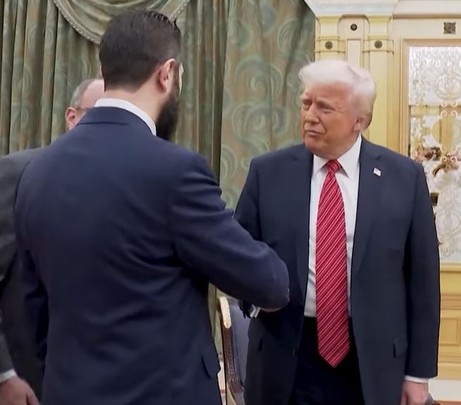 Historique : Donald Trump accueille le président syrien Al-Sharaa à la Maison Blanche, première visite d'un président syrien depuis 1946, le 10 novembre 2025