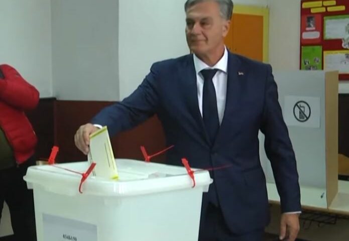 Victoire serrée pour Sinisa Karan, successeur de Milorad Dodik, à la présidence serbe dans un contexte d'influences russes et américaines ce dimanche 23 novembre 2025