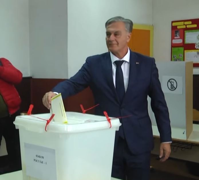 Victoire serrée pour Sinisa Karan, successeur de Milorad Dodik, à la présidence serbe dans un contexte d'influences russes et américaines ce dimanche 23 novembre 2025