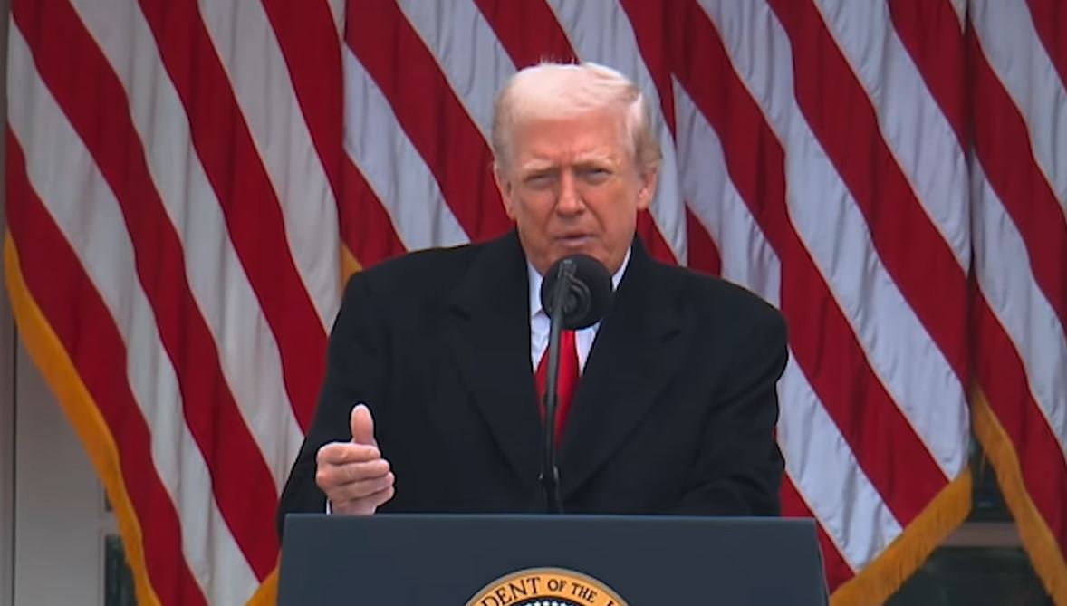 Trump s’en prend violemment aux démocrates lors de la cérémonie de pardon des dindes à la Maison Blanche ce mercredi 26 novembre 2025