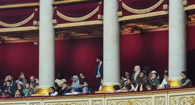 Sortie scolaire à l'Assemblée nationale : des élèves portant le voile suscitent une polémique politique le 5 novembre