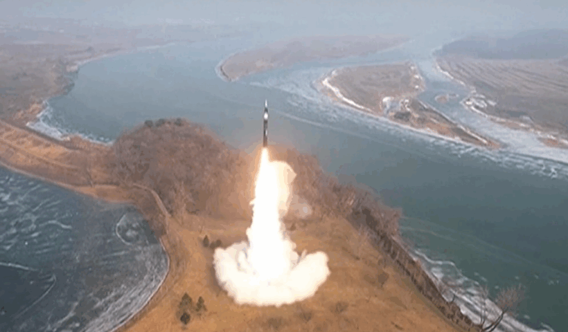 La Corée du Nord intensifie les tensions en tirant un missile balistique ce vendredi 7 novembre vers la mer du Japon, juste après le soutien de Trump à un sous-marin nucléaire sud-coréen