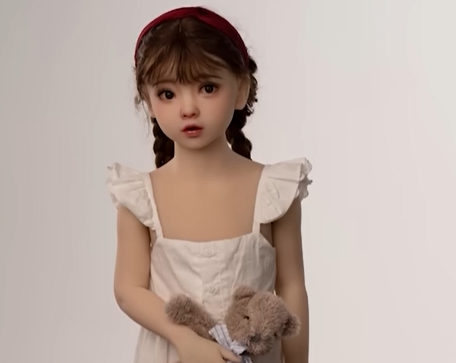 Le géant du e-commerce Shein a retiré de la vente des poupées sexuelles à l’apparence d’enfants, après plusieurs signalements d’internautes et d’associations. Cette affaire a provoqué une vague d’indignation et entraîné l’ouverture d’une enquête. Les autorités envisagent désormais de convoquer plusieurs grandes plateformes de vente en ligne pour qu’elles rendent des comptes sur leurs pratiques de modération et de contrôle des produits mis en ligne.