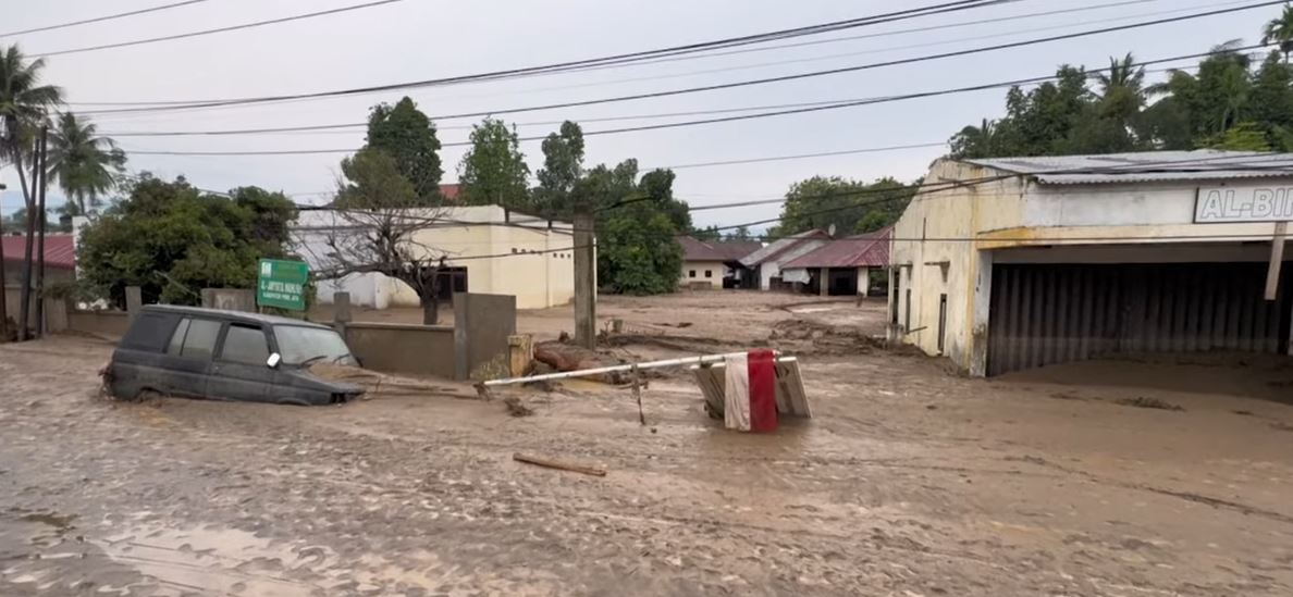 L’Indonésie déploie trois navires militaires pour secourir Sumatra en proie à des routes impraticables ce lundi 1er décembre 2025