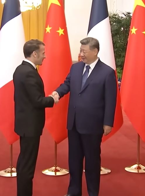 Le président Emmanuel Macron menace Pékin de droits de douane imminents ce dimanche 07 décembre 2025 après sa visite d'État en Chine