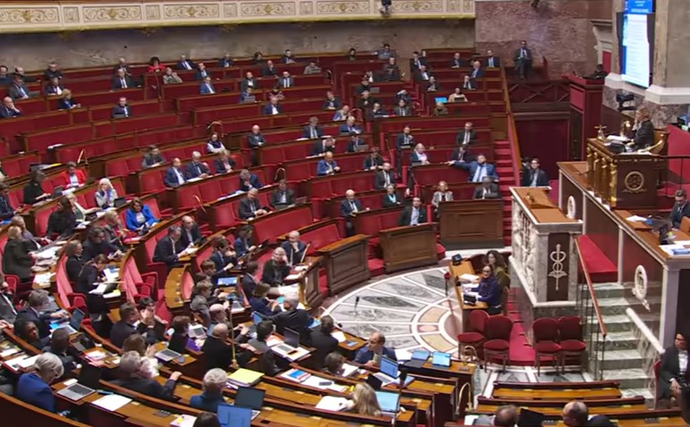 Réforme des retraites suspendue, nouveau congé de naissance et hausse de la CSG : les mesures en débat au Parlement ce mardi 9 décembre 2025