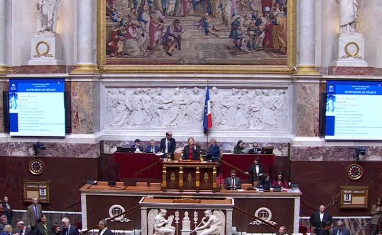 Voté à la majorité ce mardi 9 décembre 2025, le texte sur la réforme des retraites suscite des controverses : direction le Sénat avant un retour au Palais-Bourbon la semaine prochaine