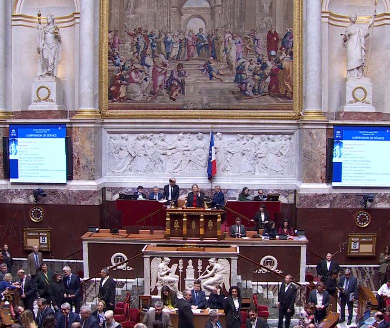 Voté à la majorité ce mardi 9 décembre 2025, le texte sur la réforme des retraites suscite des controverses : direction le Sénat avant un retour au Palais-Bourbon la semaine prochaine