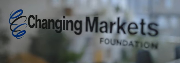 Les vêtements en plastique recyclé, prétendus écologiques, libèrent plus de microparticules au lavage selon une étude révélatrice de l'ONG Changing Markets ce mercredi 10 décembre 2025