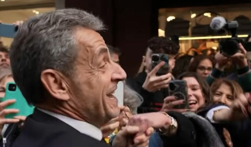 L'ancien président, Nicolas Sarkozy, se dit victime d'un procès politique et révèle un traitement carcéral privilégié dans son nouveau livre ce vendredi 12 décembre 2025