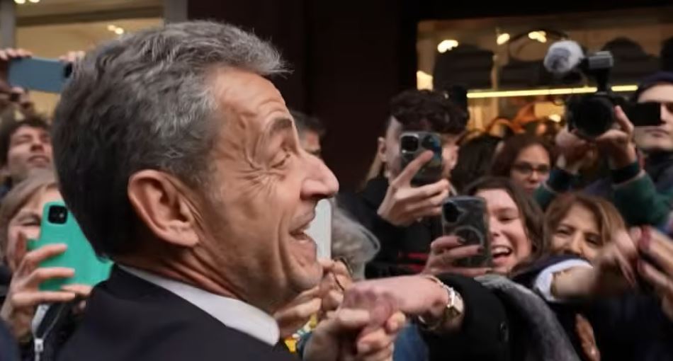 L'ancien président, Nicolas Sarkozy, se dit victime d'un procès politique et révèle un traitement carcéral privilégié dans son nouveau livre ce vendredi 12 décembre 2025