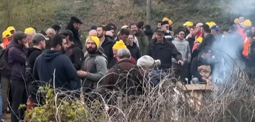 Agriculteurs en colère : blocages sur les routes nationales contre l'abattage des troupeaux, une mobilisation massive depuis jeudi 11 décembre 2025