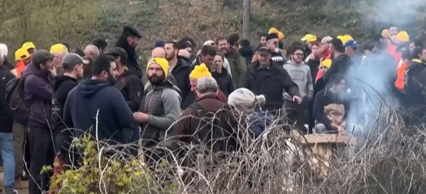 Agriculteurs en colère : blocages sur les routes nationales contre l'abattage des troupeaux, une mobilisation massive depuis jeudi 11 décembre 2025