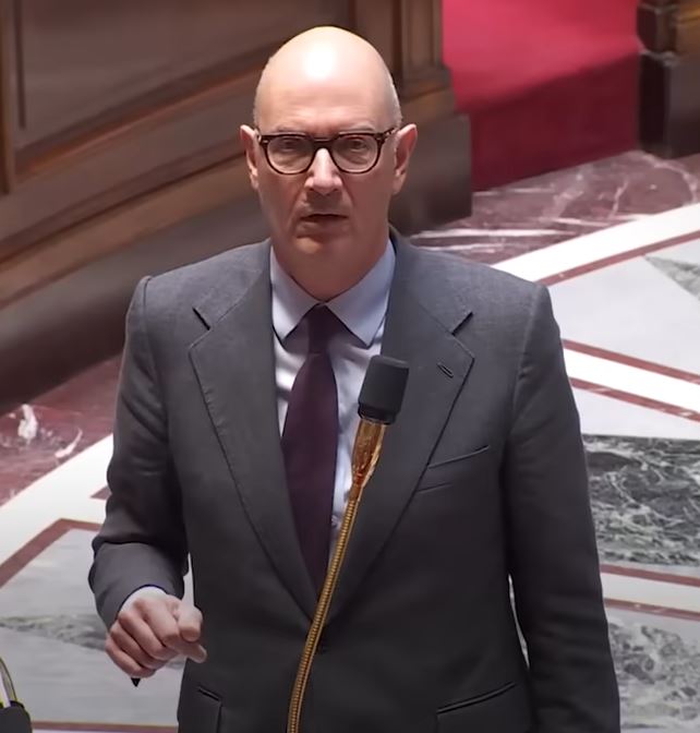 Colis de Noël : le ministre de l'économie, Roland Lescure, assure qu'ils sont en route malgré l'impossibilité de suivre leur livraison ce mardi 23 décembre 2025