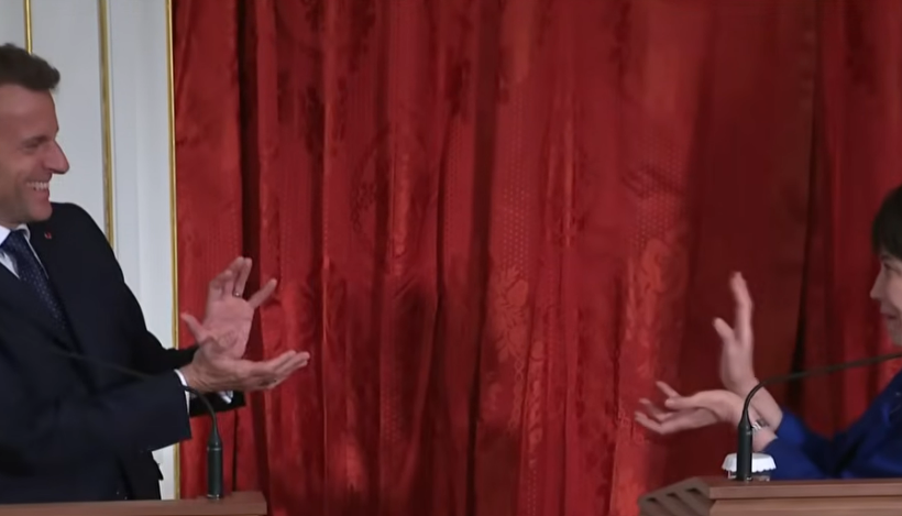 Emmanuel Macron et Sanae Takaichi clôturent leur déclaration conjointe par un kaméhaméha, clin d'œil au manga Dragon Ball ce mercredi 1er avril 2026