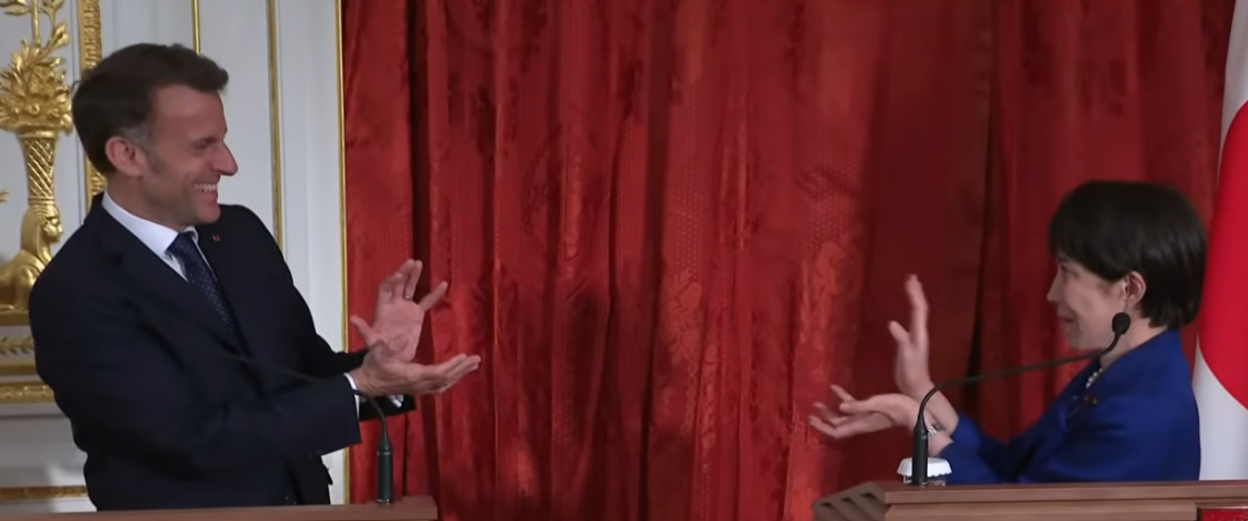 Emmanuel Macron et Sanae Takaichi clôturent leur déclaration conjointe par un kaméhaméha, clin d'œil au manga Dragon Ball ce mercredi 1er avril 2026