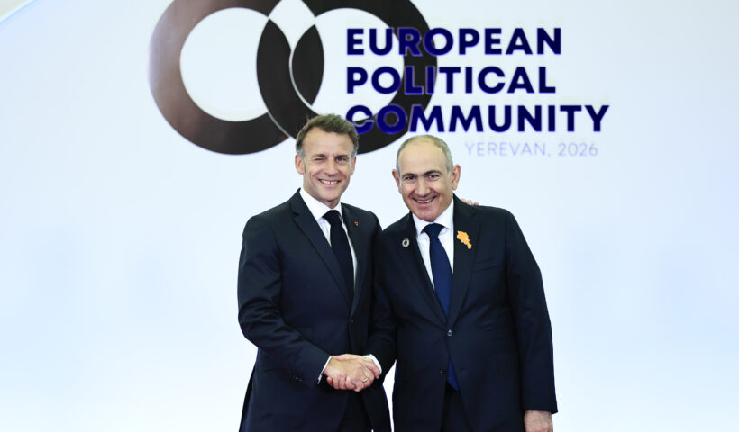 Le président Emmanuel Macron accueilli par le premier ministre arménien, Nikol Pashinyan, lors de la cérémonie officielle d’accueil des dirigeants pour le 8ème sommet de la European Political Community au Complexe Karen Demirtchian à Erevan