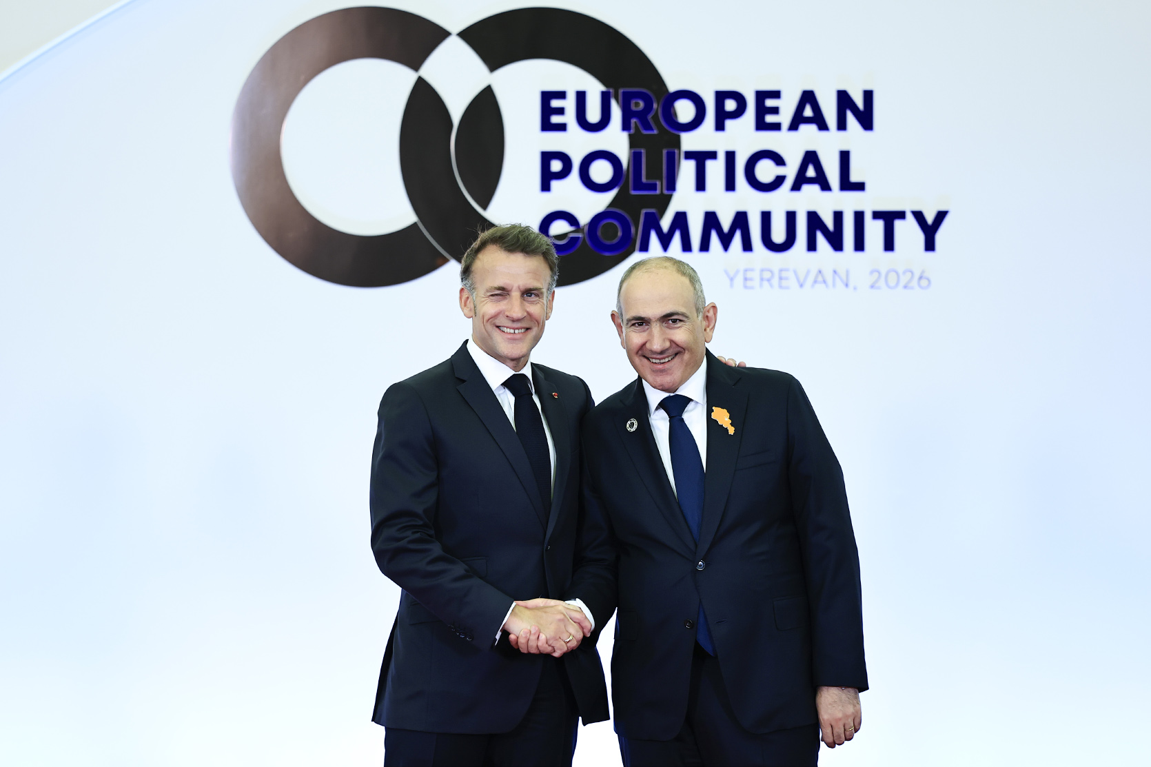 Le président Emmanuel Macron accueilli par le premier ministre arménien, Nikol Pashinyan, lors de la cérémonie officielle d’accueil des dirigeants pour le 8ème sommet de la European Political Community au Complexe Karen Demirtchian à Erevan