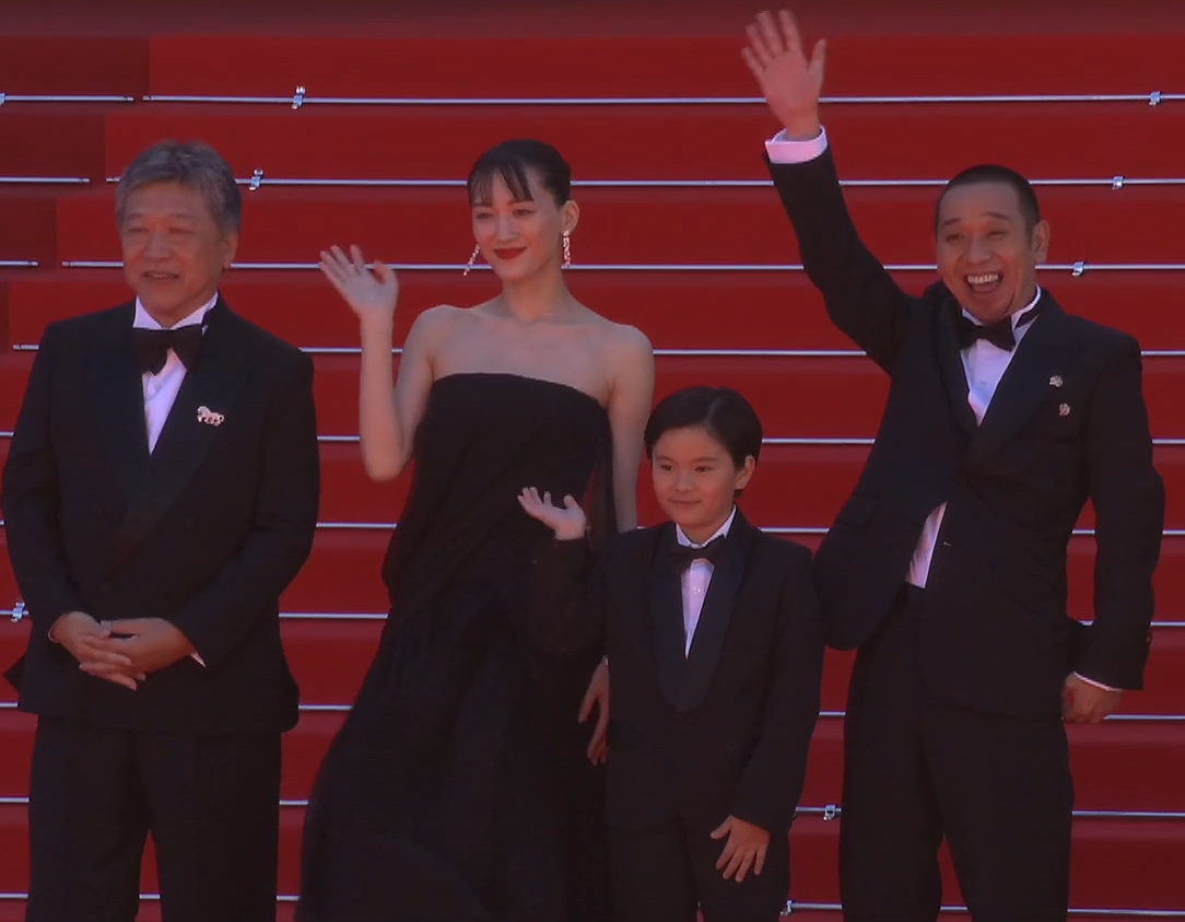 Montée des marches de l’équipe du film SHEEP IN THE BOX réalisé par Hirokazu KOREEDA