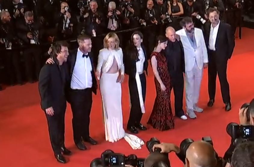 Montée des marches de l’équipe du film FULL PHIL réalisé par Quentin DUPIEUX