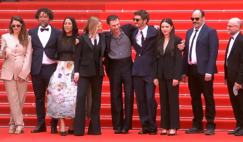 Montée des marches de l’équipe du film L’INCONNUE réalisé par Arthur HARARI