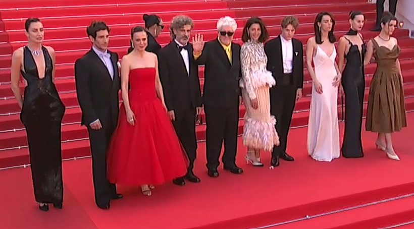 Montée des marches de l’équipe du film AMARGA NAVIDAD réalisé par Pedro ALMODÓVAR