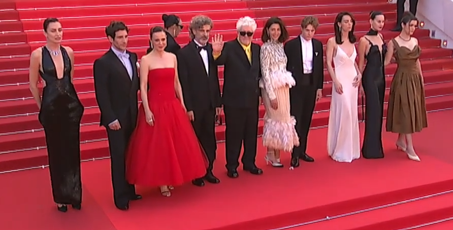 Montée des marches de l’équipe du film AMARGA NAVIDAD réalisé par Pedro ALMODÓVAR