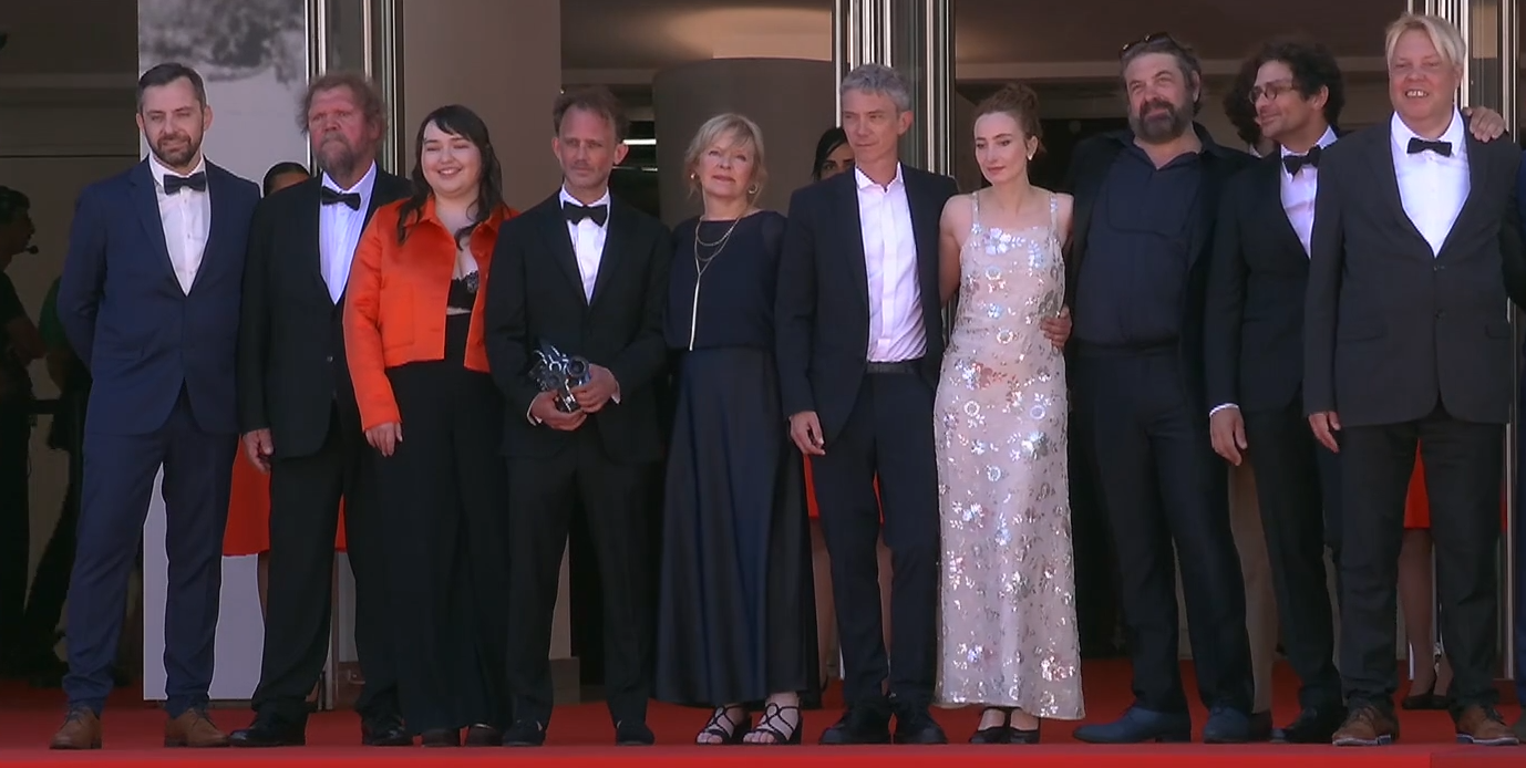 Montée des marches de l’équipe du film NOTRE SALUT réalisé par Emmanuel MARRE