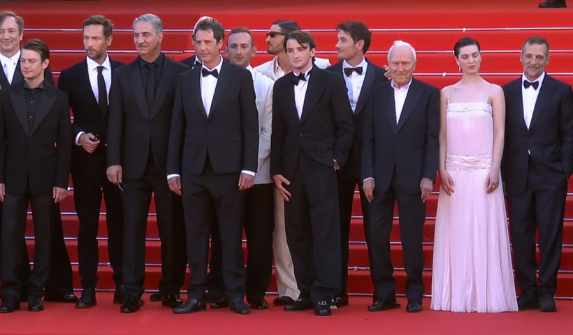 Montée des marches de l’équipe du film LA BATAILLE DE GAULLE : L’ÂGE DE FER réalisé par Antonin BAUDRY