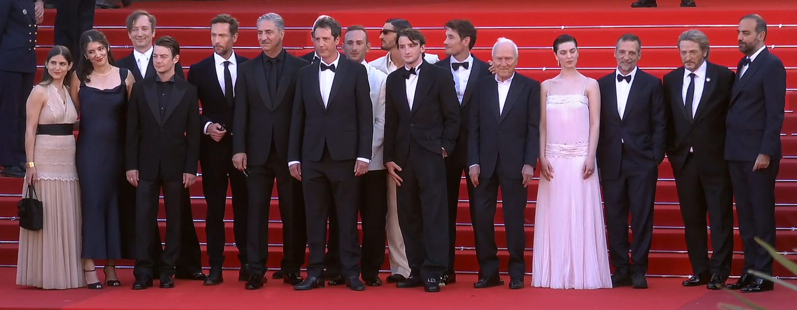 Montée des marches de l’équipe du film LA BATAILLE DE GAULLE : L’ÂGE DE FER réalisé par Antonin BAUDRY