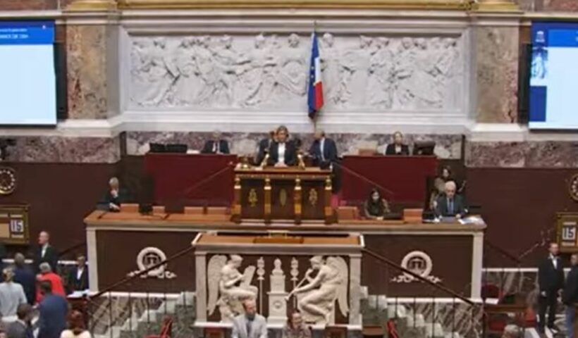 L'Assemblée nationale adopte une loi historique sur l'aide à mourir : réactions en cascade des différents bords politiques ce mercredi 15 juillet 2026 avec 291 députés pour et 241 députés contre