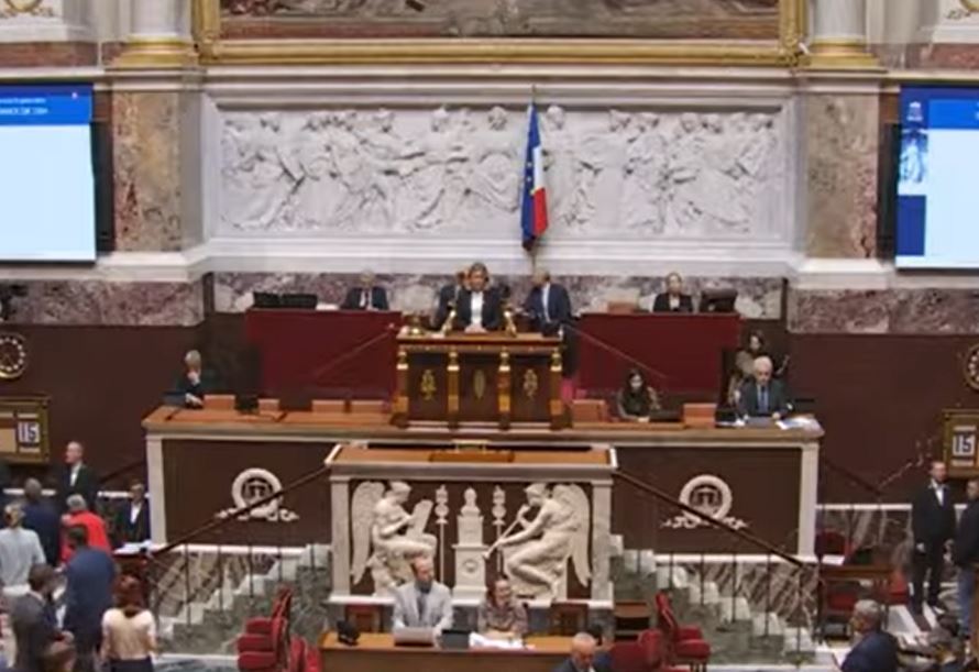 L'Assemblée nationale adopte une loi historique sur l'aide à mourir : réactions en cascade des différents bords politiques ce mercredi 15 juillet 2026 avec 291 députés pour et 241 députés contre