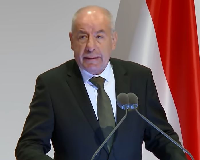 Le Président Hongoirs, Tamas Sulyok, quittera ses fonctions ce dimanche 19 juillet 2026 et la présidente du Parlement, Agnes Forsthoffer, prend l'intérim jusqu'à la nomination d'un nouveau chef de l'Etat