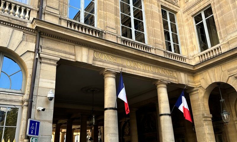 Le conseil constitutionnel représenté par les Sages jugent la loi sur la protection des enfants disproportionnée et Emmanuel Macron annonce une nouvelle législation pour 2027 ce vendredi 14 août 2026