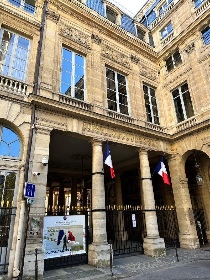 Le conseil constitutionnel représenté par les Sages jugent la loi sur la protection des enfants disproportionnée et Emmanuel Macron annonce une nouvelle législation pour 2027 ce vendredi 14 août 2026