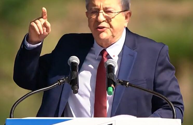 Le candidat LFI au meeting de Valence, Jean-Luc Mélanchon, dénonce le budget 2027 du gouvernement Lecornu comme un facteur aggravant pour l'économie française ce dimanche 23 août 2026