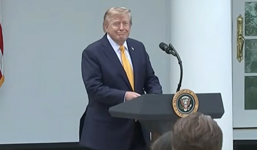 Le président américain, Donald Trump, rejette les accusations de Mark Carney sur la langue française dans les négociations commerciales ce mardi 25 août 2026