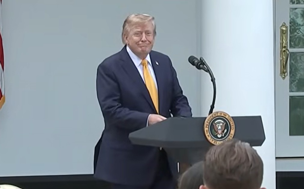Le président américain, Donald Trump, rejette les accusations de Mark Carney sur la langue française dans les négociations commerciales ce mardi 25 août 2026